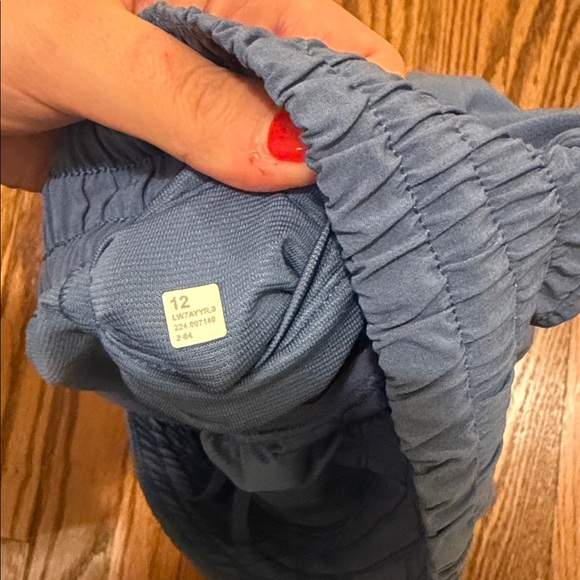 Lululemon hotty hot high rise 2.5in short - Picture 4 of 4